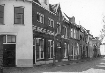 860301 Gezicht op de voorgevels van Van Rijn's Mosterdfabrieken (Nieuwe Kade 9-12) in Wijk C te Utrecht.